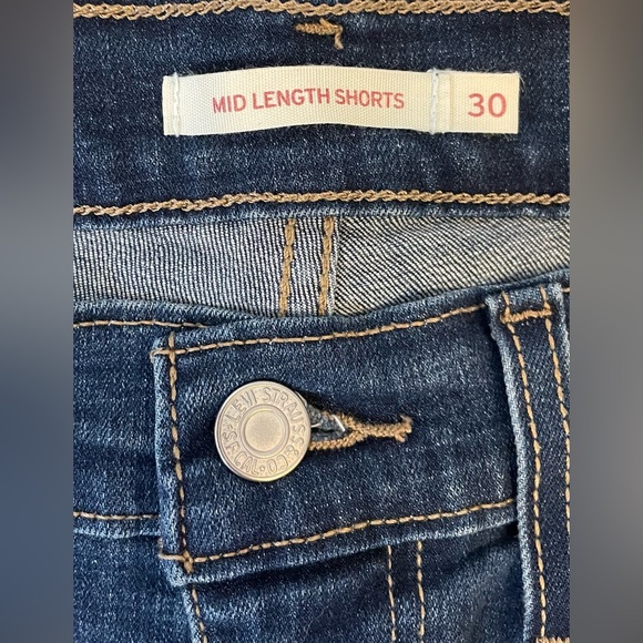 Levi’s Mid Length Shorts- Sz 30 EUC-Med/Dark Wash with Cuffs & Whiskering @Hips - Picture 5 of 7